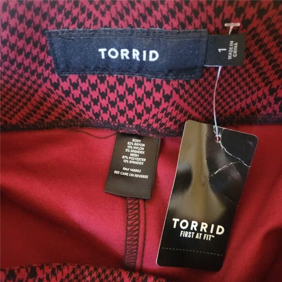 Torrid Red Plaid slim Fix Pixie Pants New with Tags 1X - Picture 3 of 3